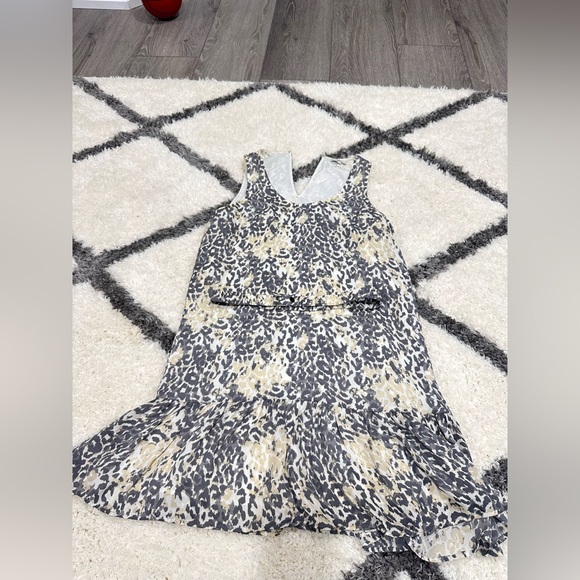 Joie - Grey & Beige Leopard Print Silk Shift Dress W/ Belt - Picture 7 of 10